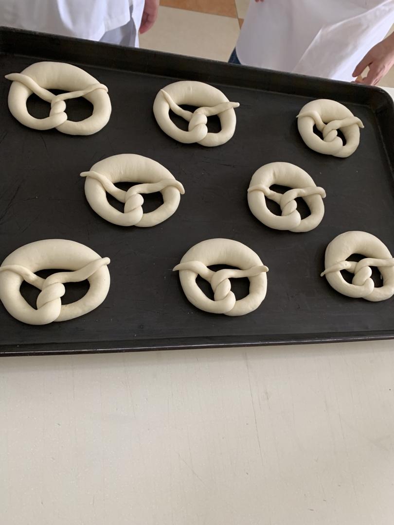 德国碱水面包Brezen（普雷节、巴伐利亚面包、扭结面包）