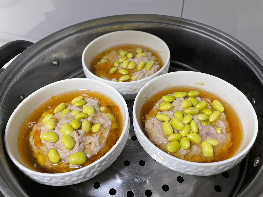 毛豆糯，肉饼嫩，汤汁鲜美的毛豆蒸肉饼