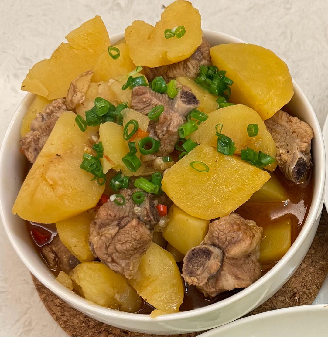 土豆炖排骨的做法