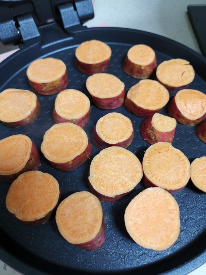 电饼铛煨地瓜（山芋）的做法 步骤2