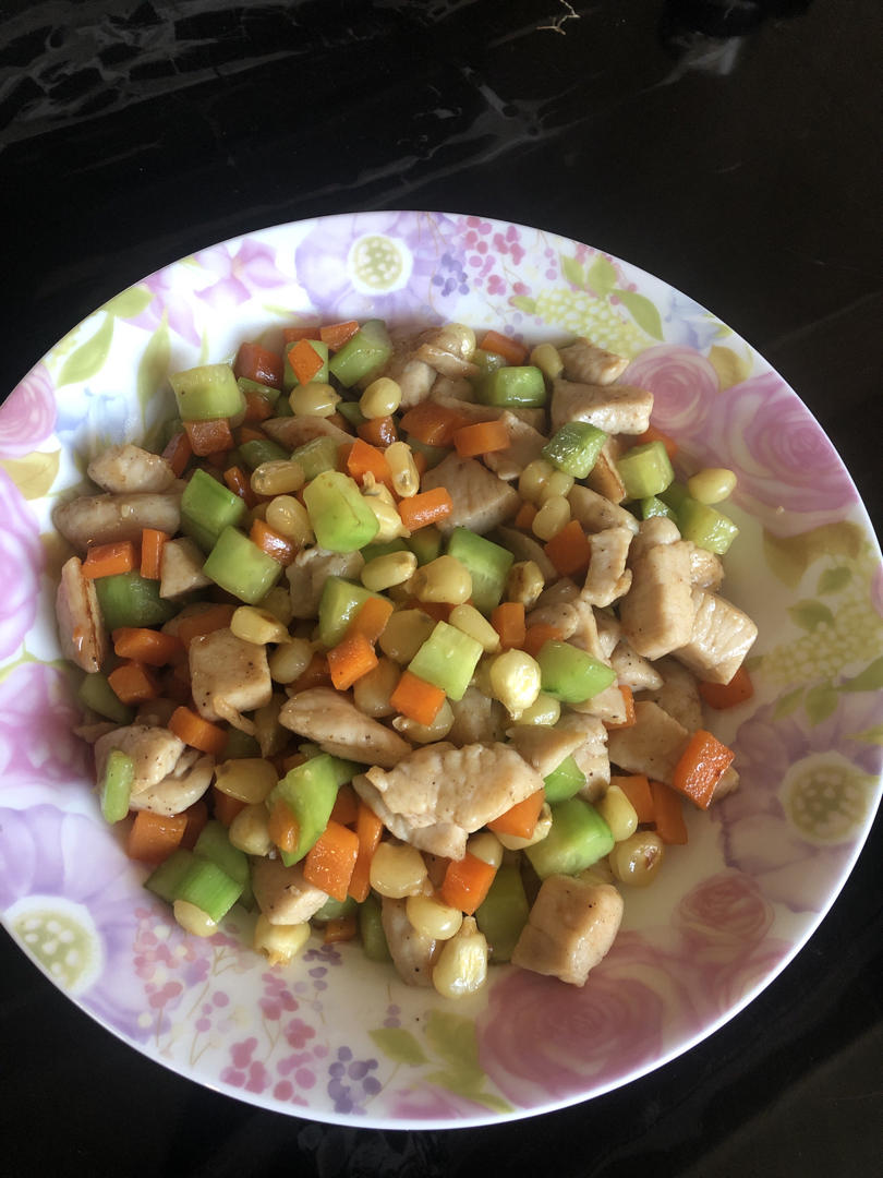 胡萝卜，玉米，黄瓜炒鸡丁儿。