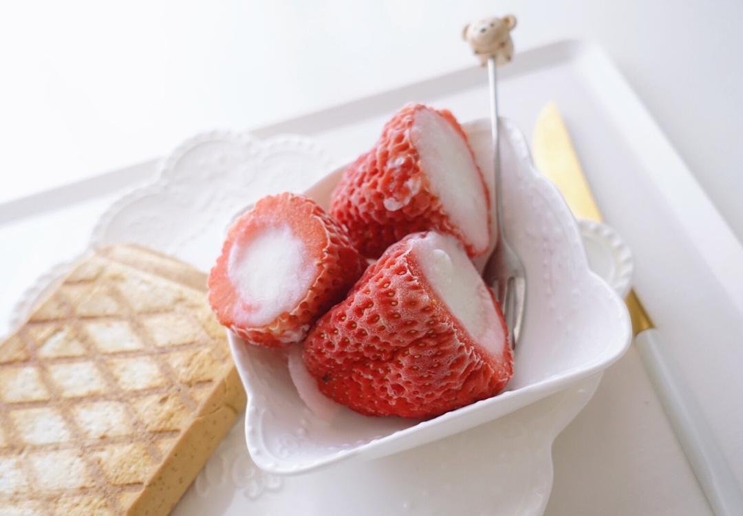 苏苏苏可乐做的神仙草莓炼奶冰淇淋