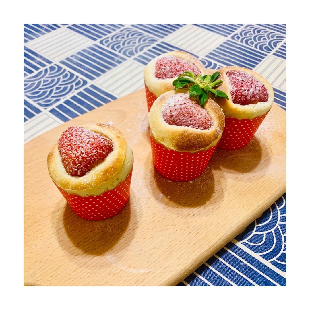 草莓爆浆纸杯蛋糕