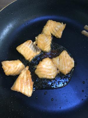 三步完成的香煎三文鱼的做法 步骤3