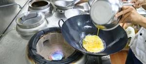 厨师长教你：“虾仁滑蛋”的家常做法，充满嫩滑饱满的口感的做法 步骤5