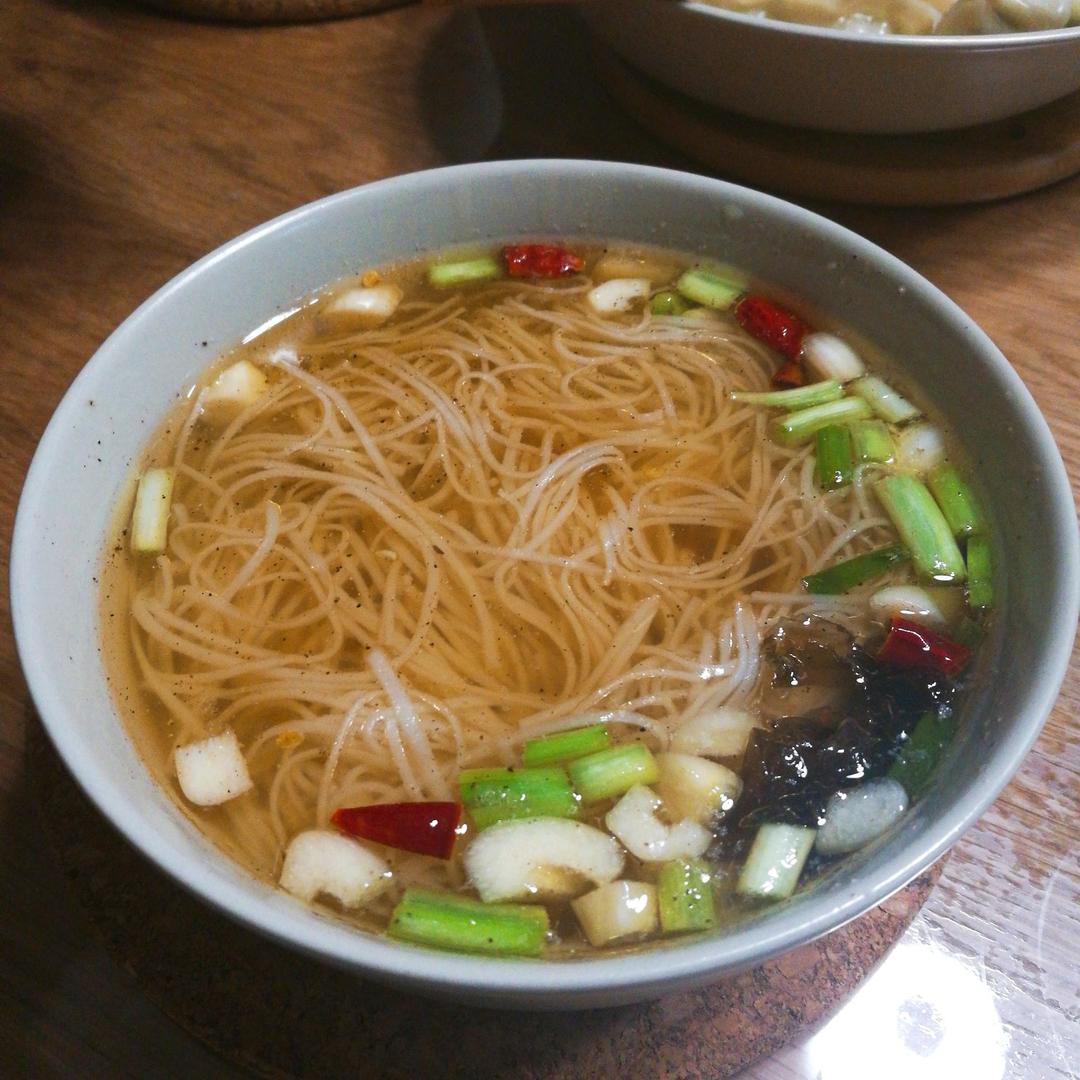 新晋家庭煮妇阿叶做的一碗热汤面