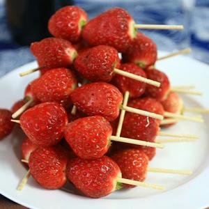 冰糖葫芦之草莓的做法 步骤2