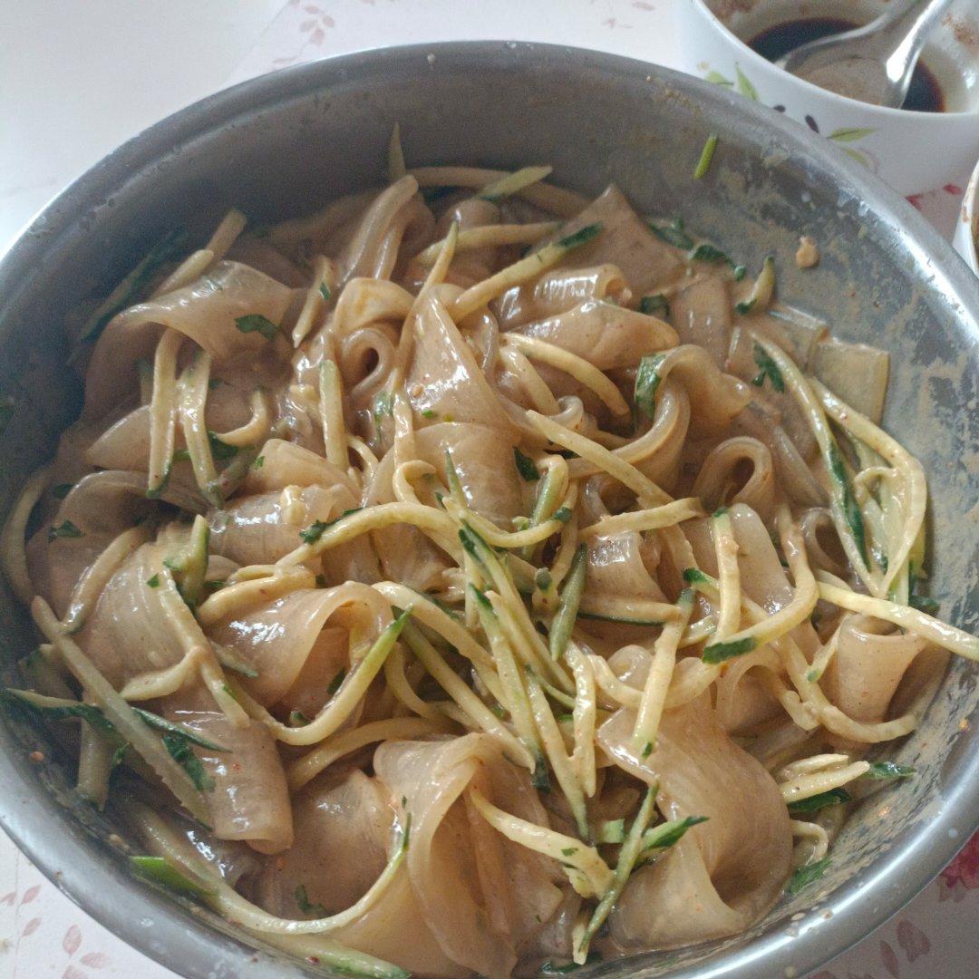 秒杀小夜市的麻酱流汁宽粉