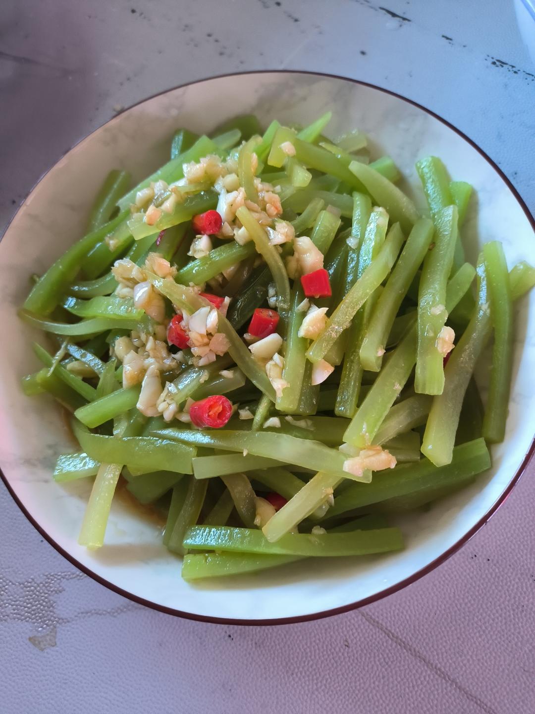 10分钟搞定的快手凉拌菜，清脆爽口的凉拌莴笋丝