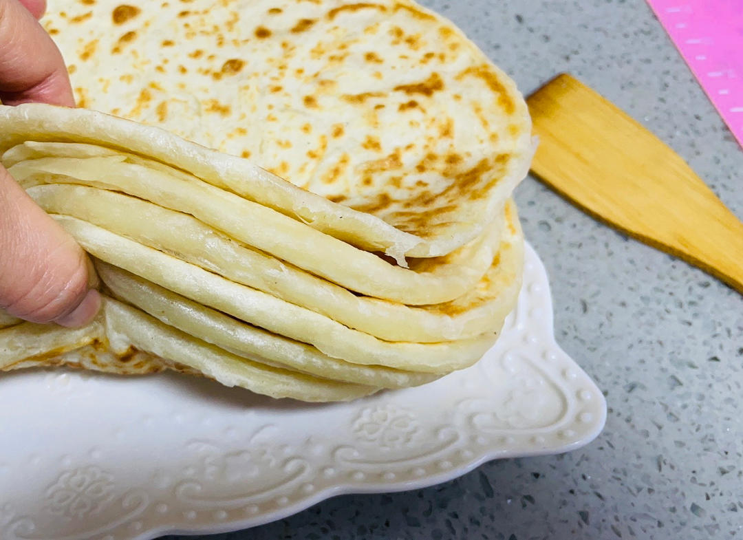 烙饼不硬的小窍门 掌握了你也能看出柔软多层凉了不硬的小油饼