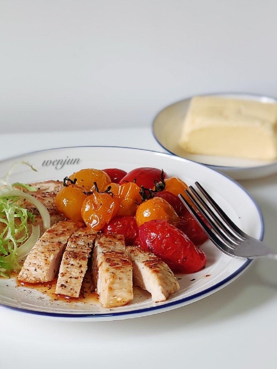 香煎鸡胸肉·佐樱桃小番茄