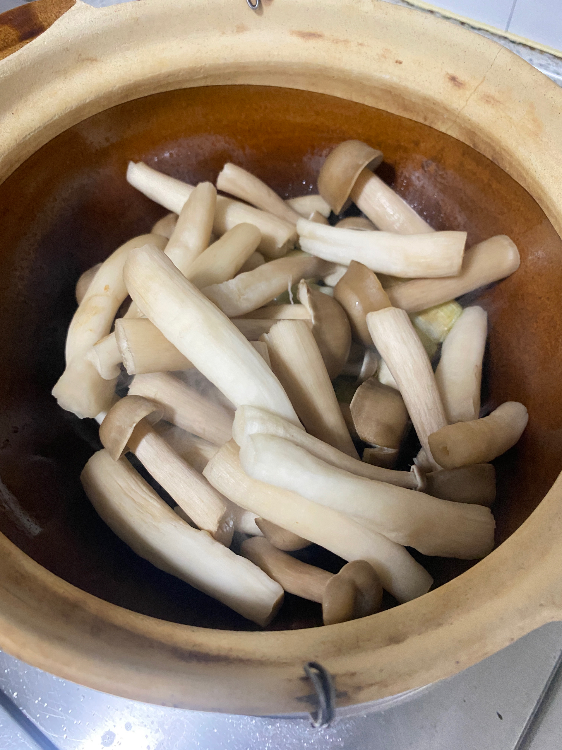米饭杀手之菌菇沙茶牛肉腐竹煲的做法 步骤5