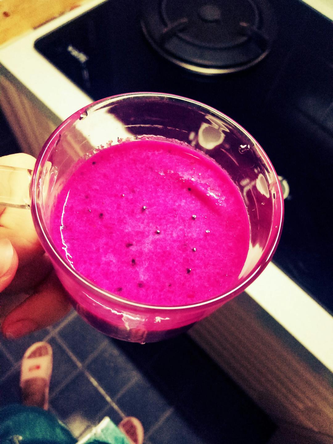 莫小哲做的牛奶火龙果汁