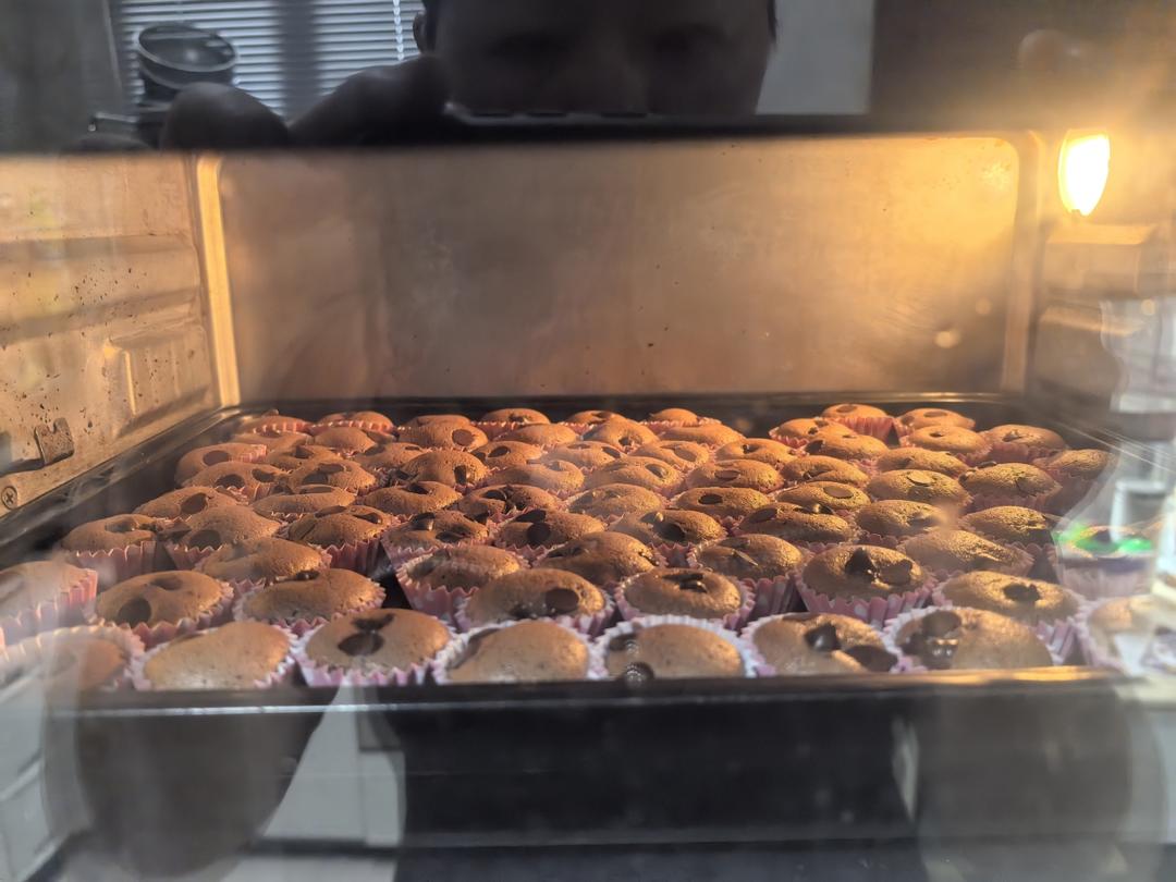 太完美了！超级浓郁松软绵密的巧克力豆小蛋糕，底不凹，顶不塌，操作简单，容易上手，快来试试吧！