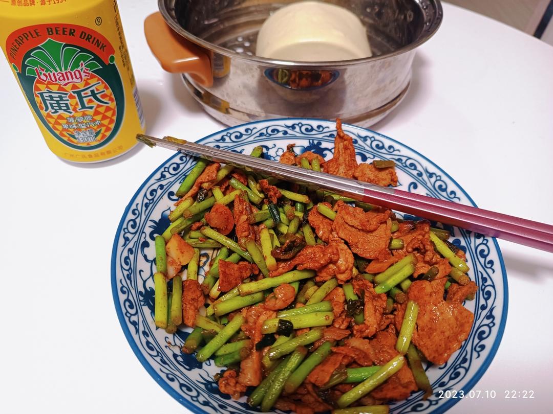 简单易做的下饭菜－蒜苔炒肉
