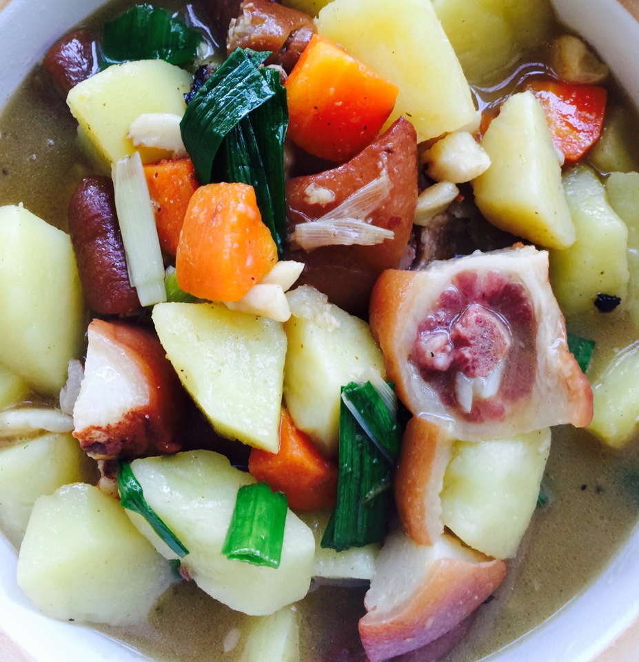 眼泪这麽咸做的猪尾土豆煲