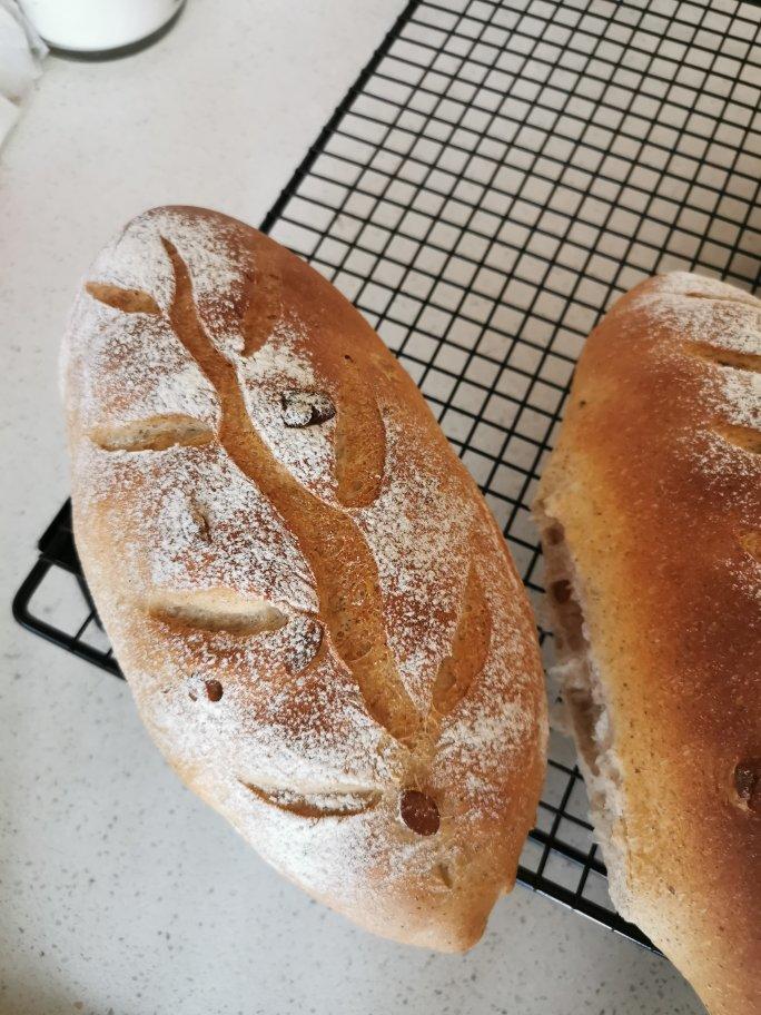 全麦坚果软欧包