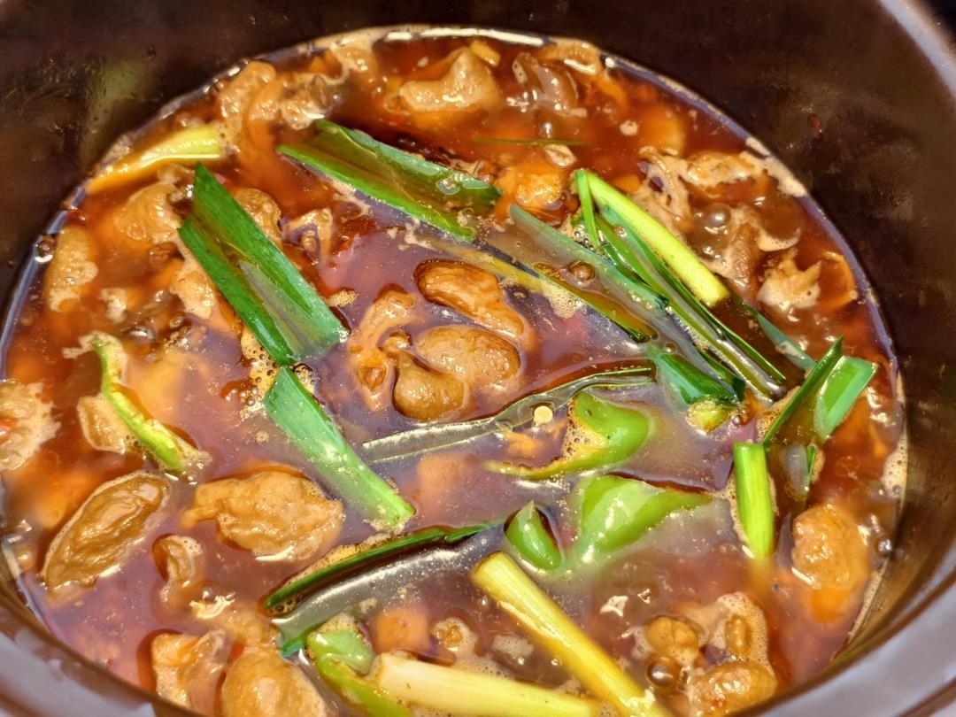 红烧肥肠，香辣入味