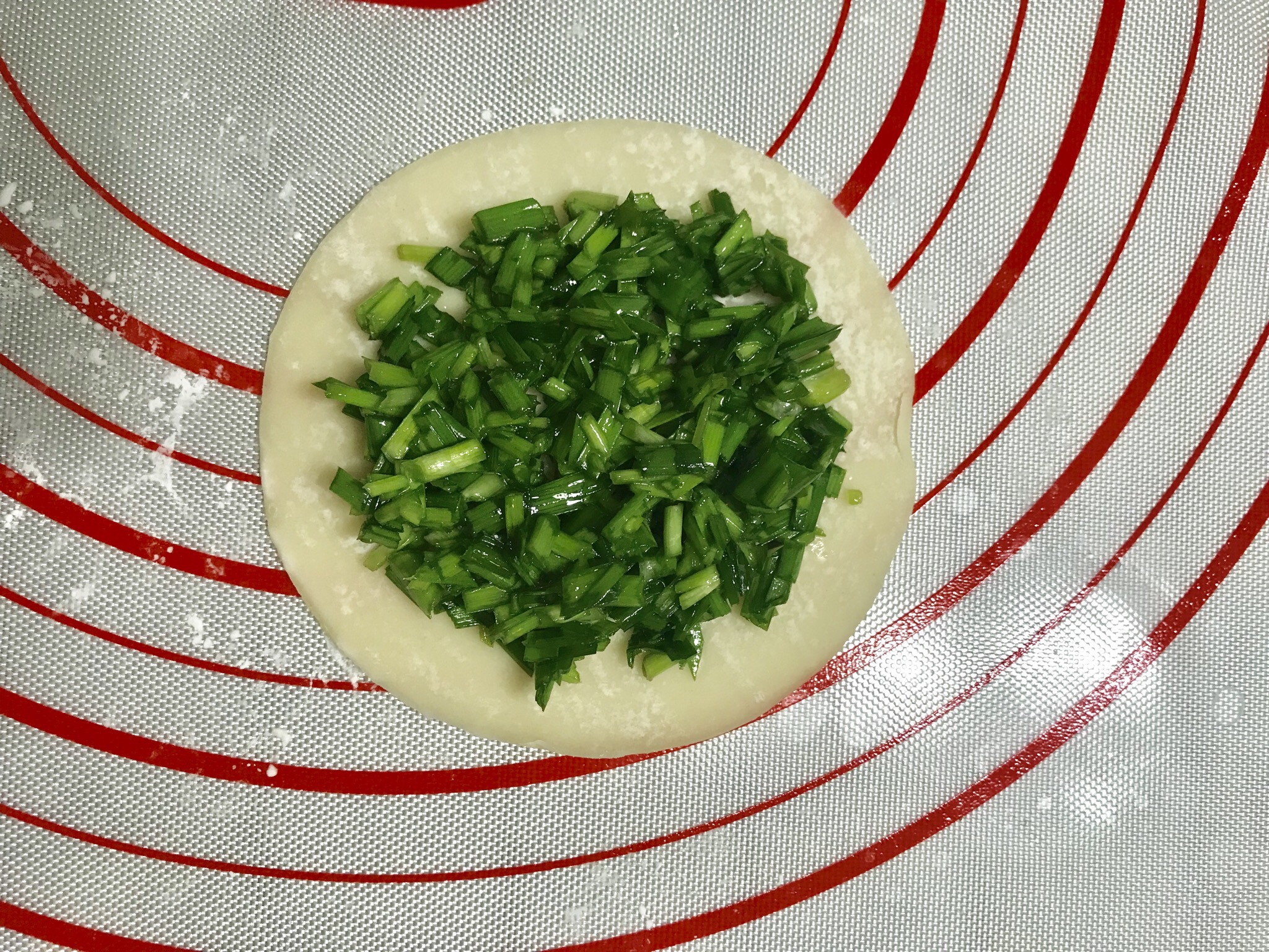 饺子皮做韭菜饼的做法 步骤4