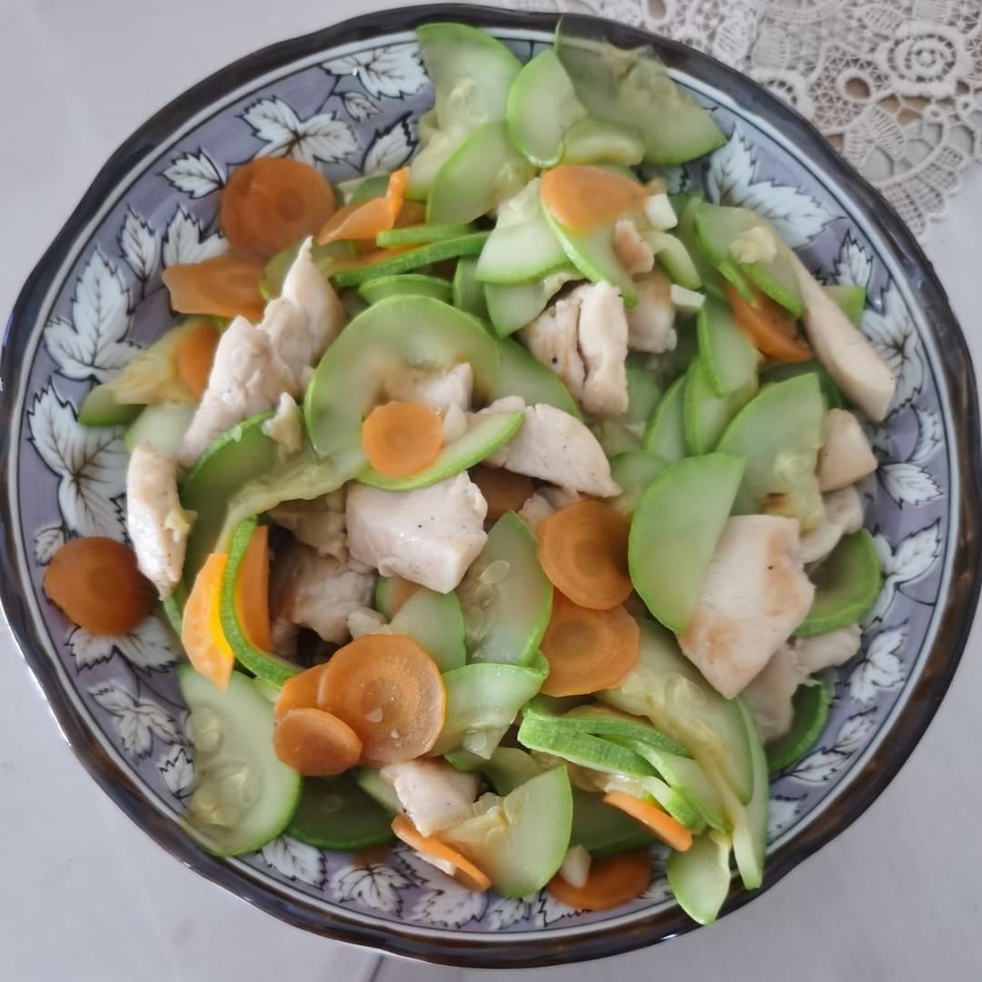 减肥快手菜—西葫芦炒鸡胸肉