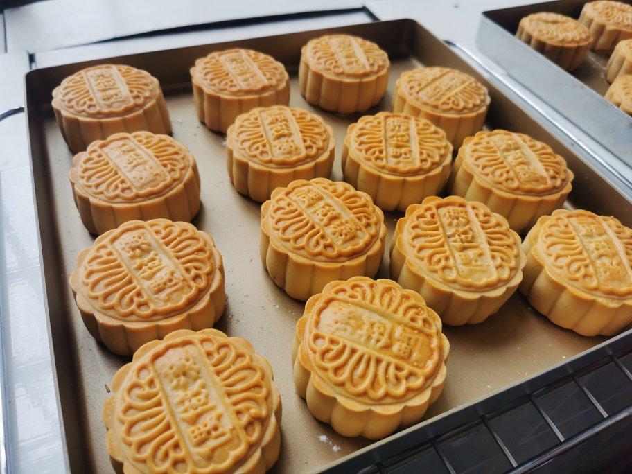 广式经典——白莲蓉蛋黄月饼