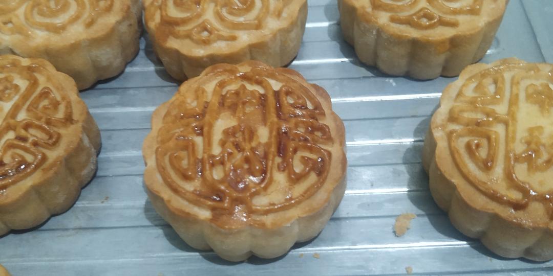 咸蛋黄肉松月饼