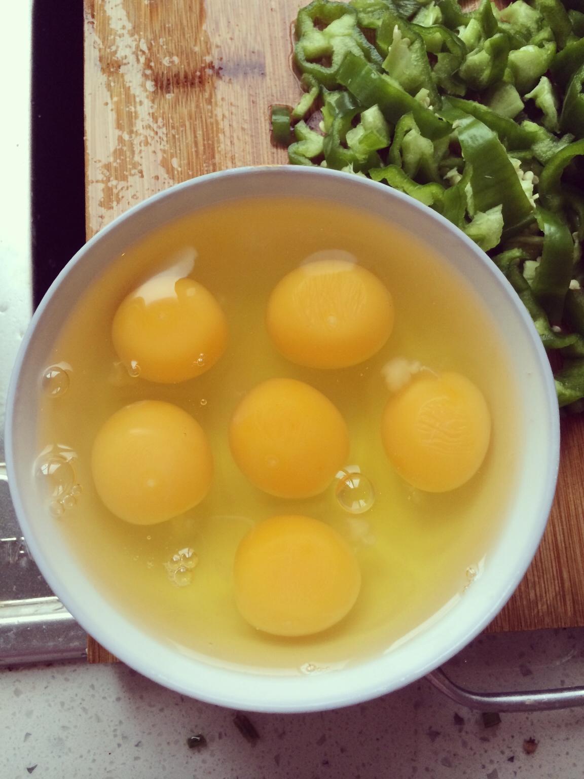 周末午餐之青椒花生➕青椒鸡蛋的做法 步骤7