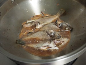 醬油水小斑魚的做法 步骤3