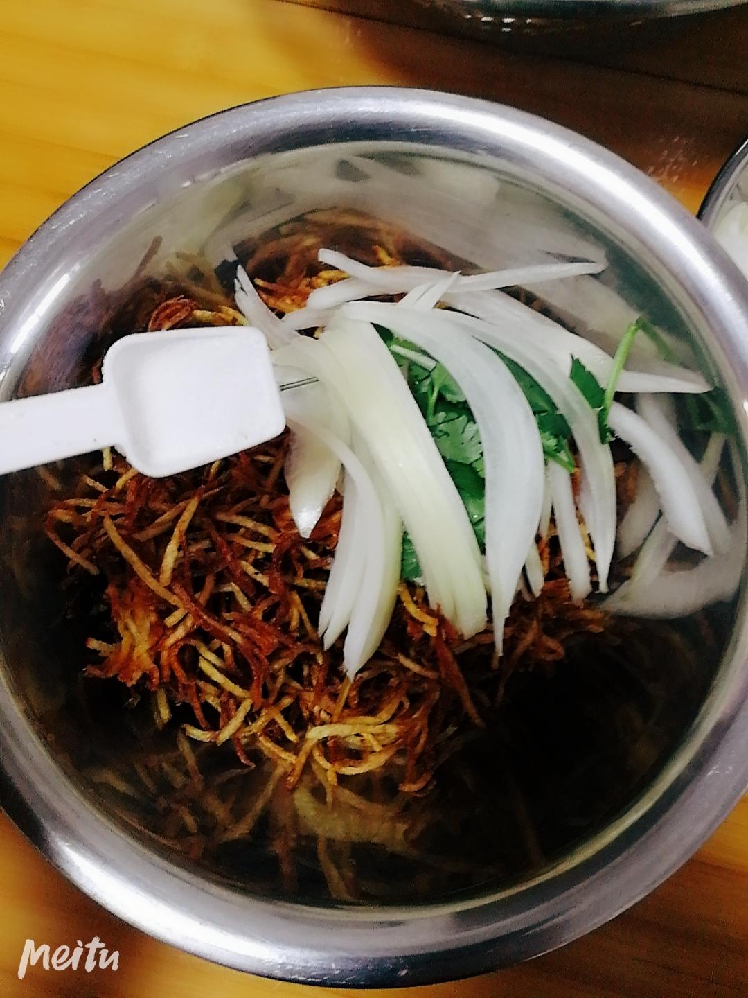 炸土豆丝拌洋葱香菜老虎菜