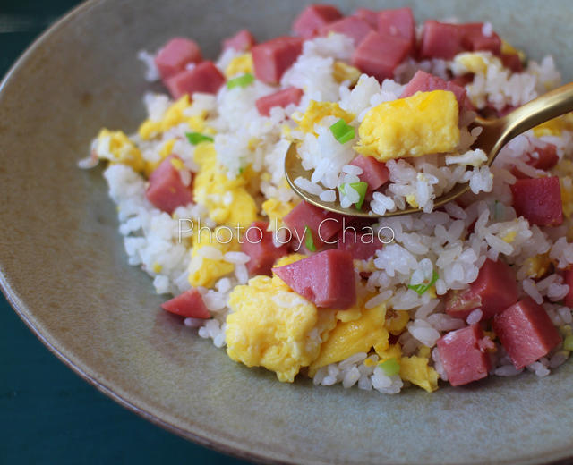 火腿蛋炒饭（用新鲜米饭炒出颗粒分明蛋炒饭）的做法