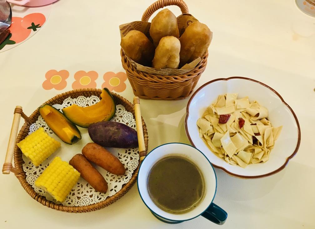 素🉑油条、三黑米糊、蒸玉米紫薯、溜豆皮🤗感恩吃素🙏的做法