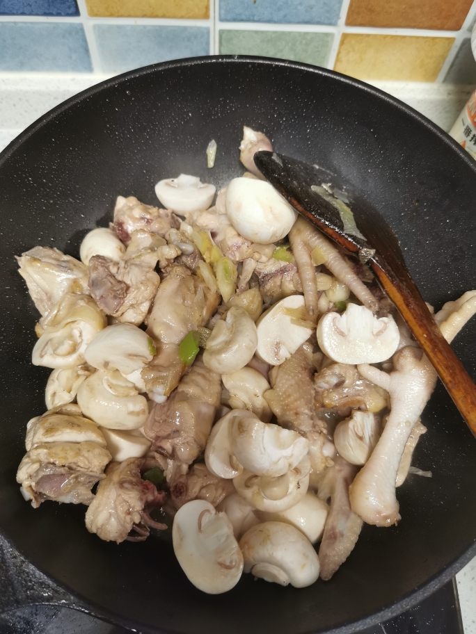 鲜嫩的香菇炒仔鸡的做法 步骤5