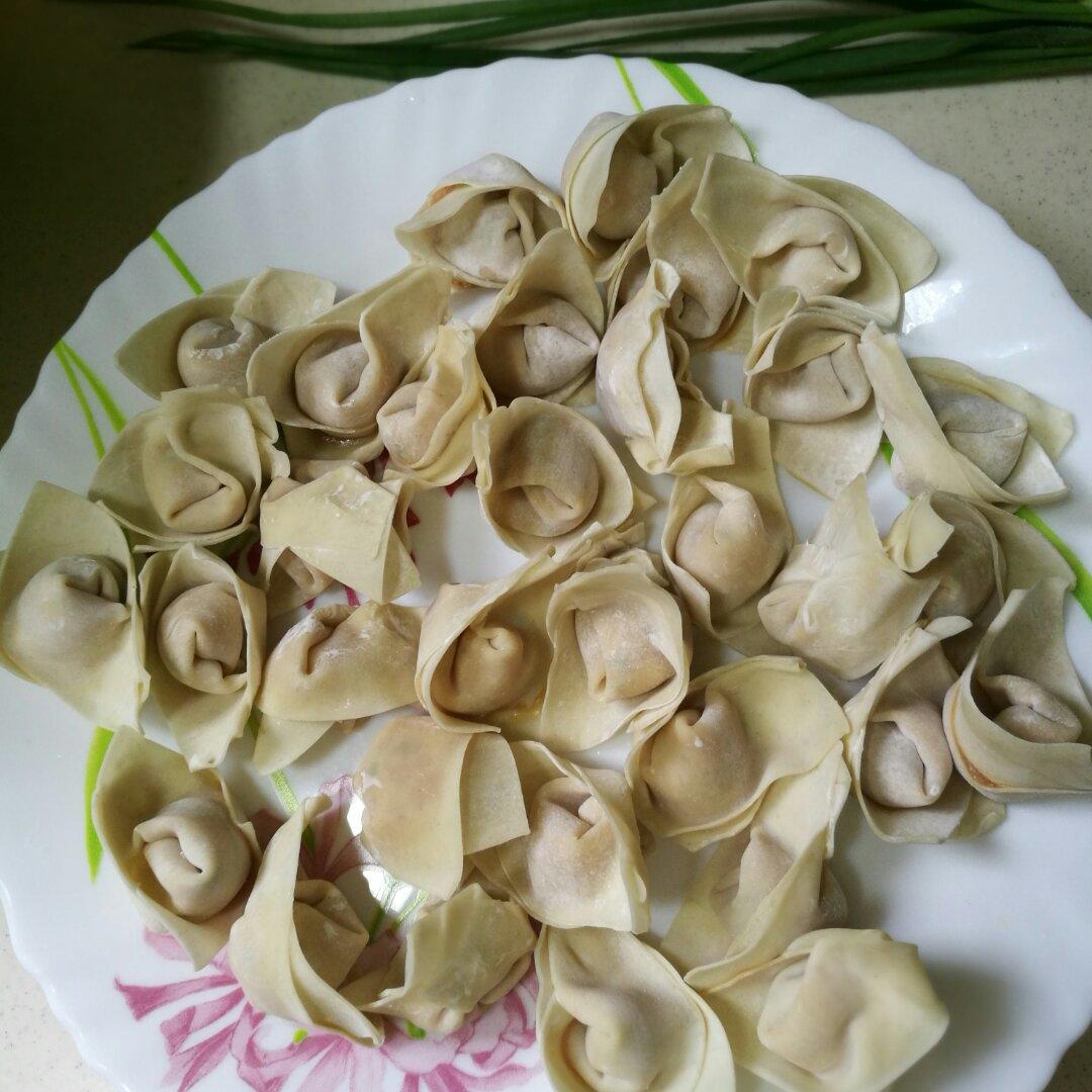 一碗热气蒸腾的小馄饨