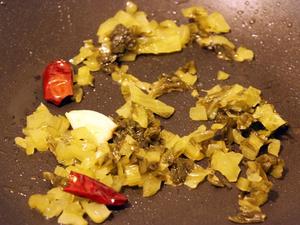 酸腌菜炒豌豆尖的做法 步骤2