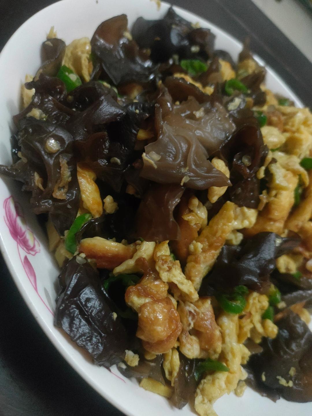黑木耳青椒炒鸡蛋（营养又下饭）