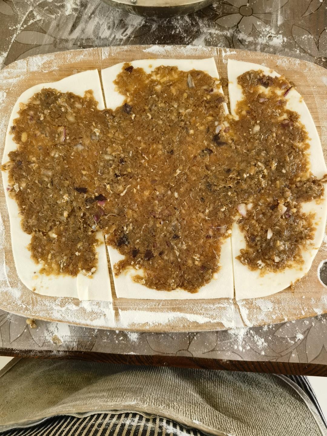 喷香牛肉洋葱千层馅饼