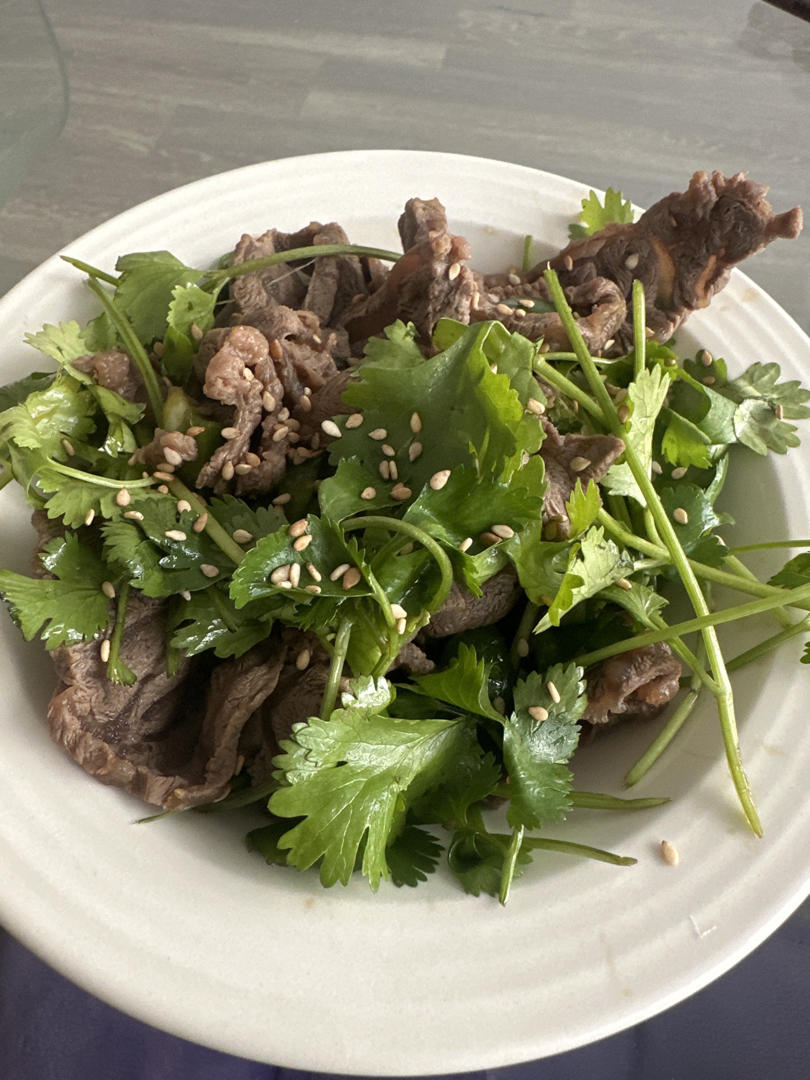 厨师长教你：“香菜牛肉”的家常做法，香嫩鲜辣，下饭一绝