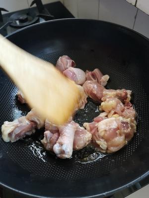 香菇炖鸡腿肉的做法 步骤5