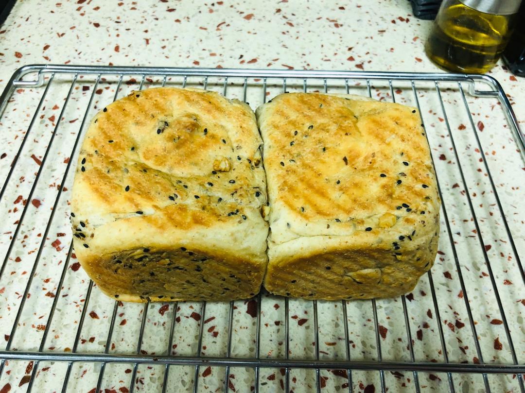 全麦黑芝麻核桃吐司