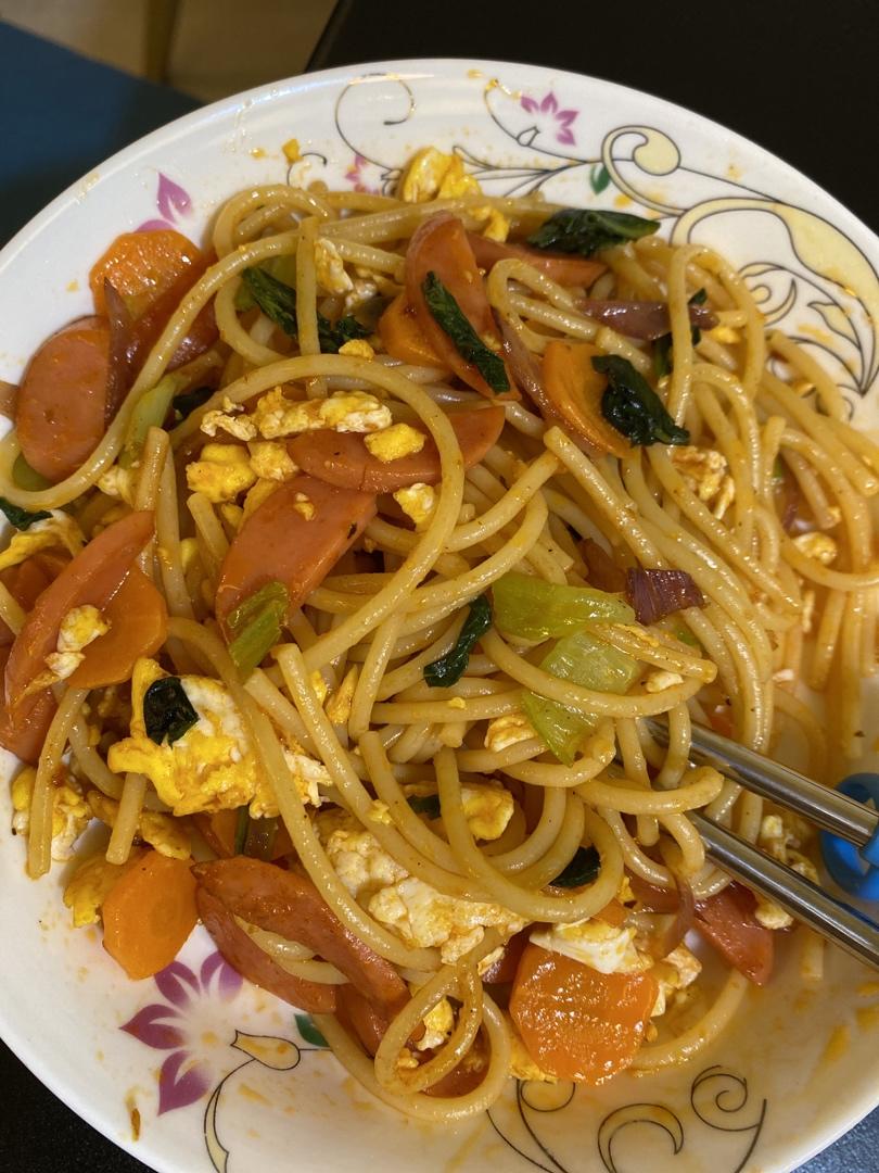 青菜蘑菇鸡蛋火腿肠炒挂面