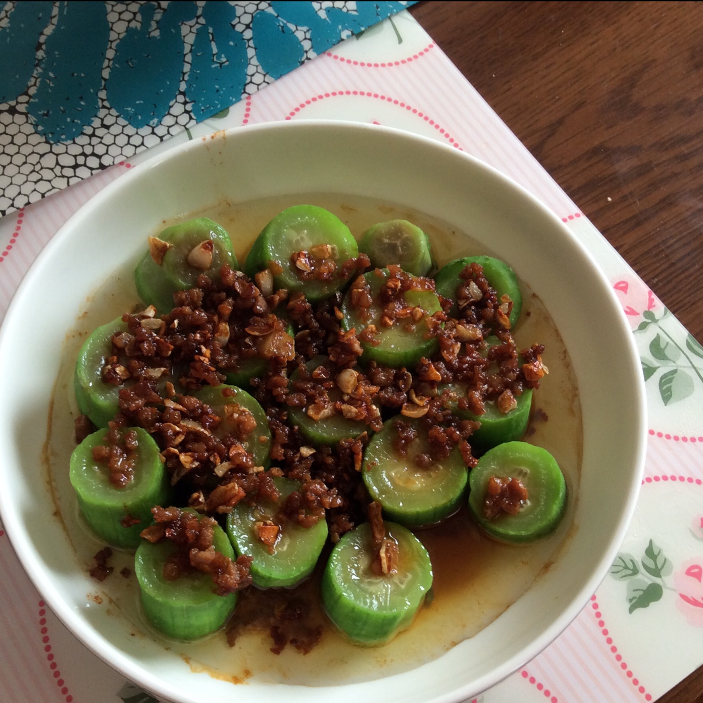 只需要五分钟就可以的美味蒜蓉蒸丝瓜