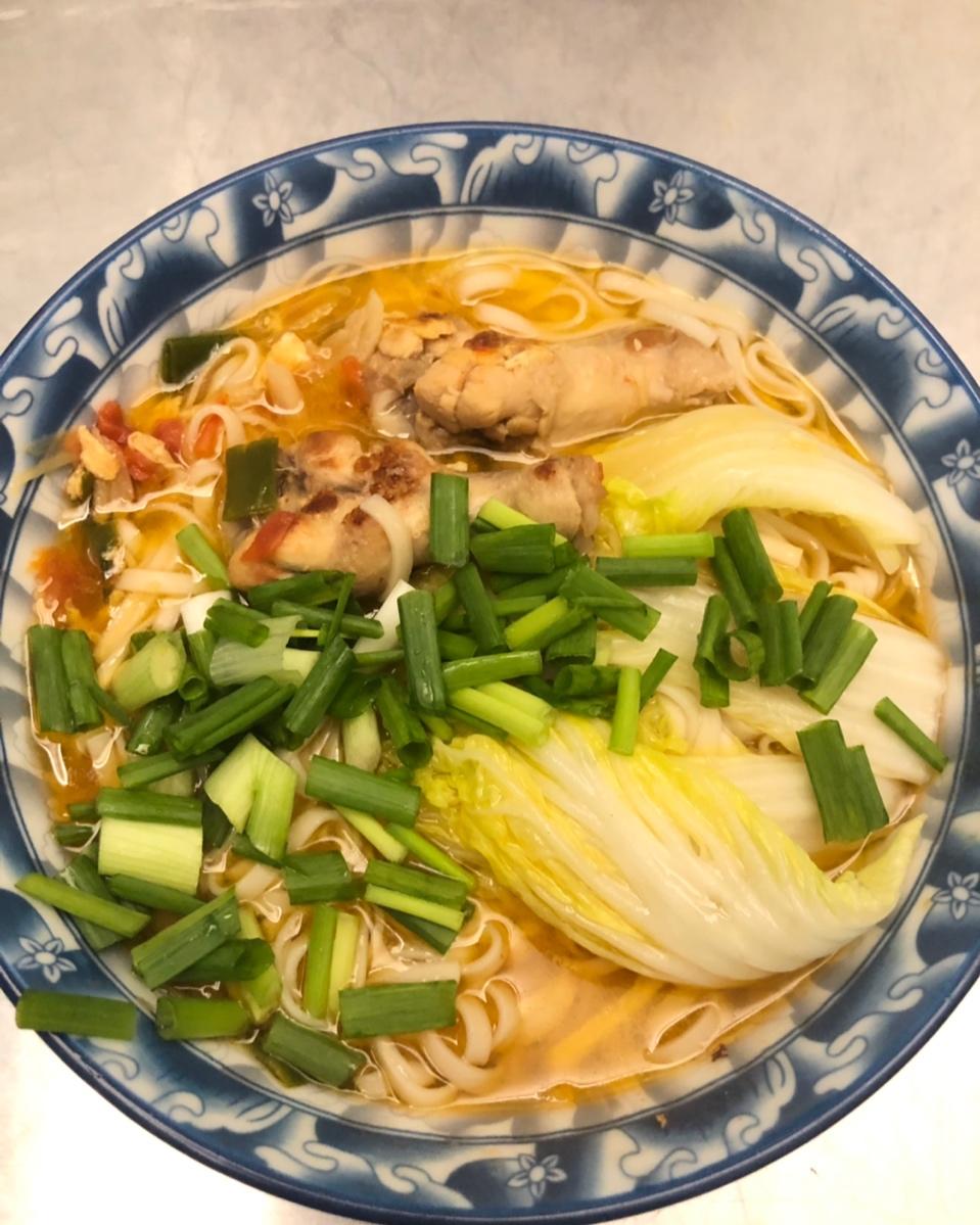 厨房与远方-番茄鸡汤面/鸡翅根的吃法/煎溏心蛋做法