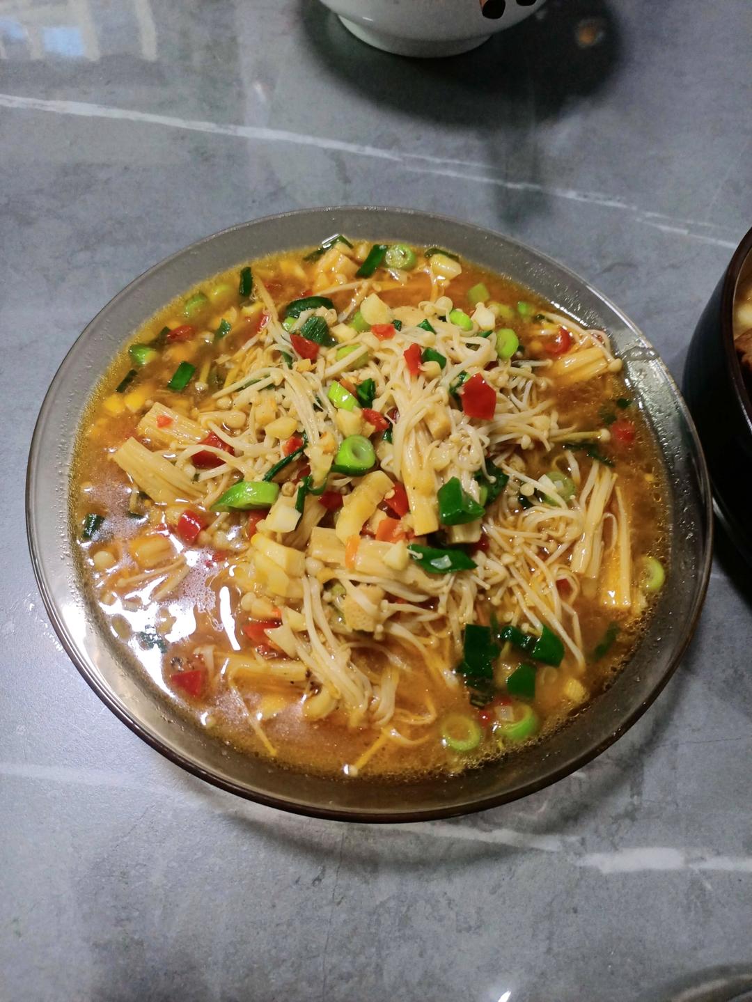 解馋减脂餐！酸辣开胃又下饭的菠菜拌金针菇