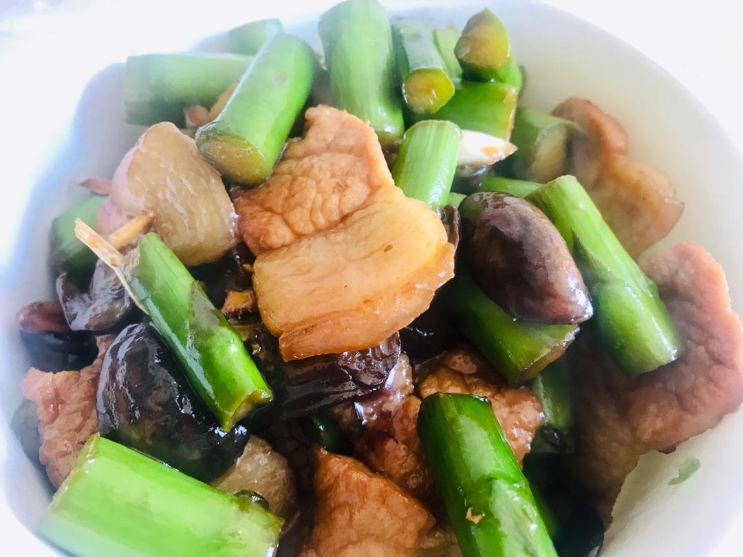 比肉好吃的降脂家常菜香菇炒蒜苗