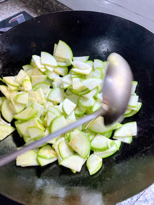 清炒笋瓜，家常菜的做法 步骤1