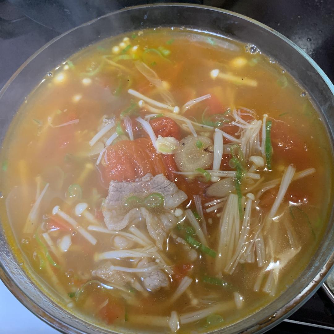 番茄金针菇肥牛锅 鲜到眉毛掉