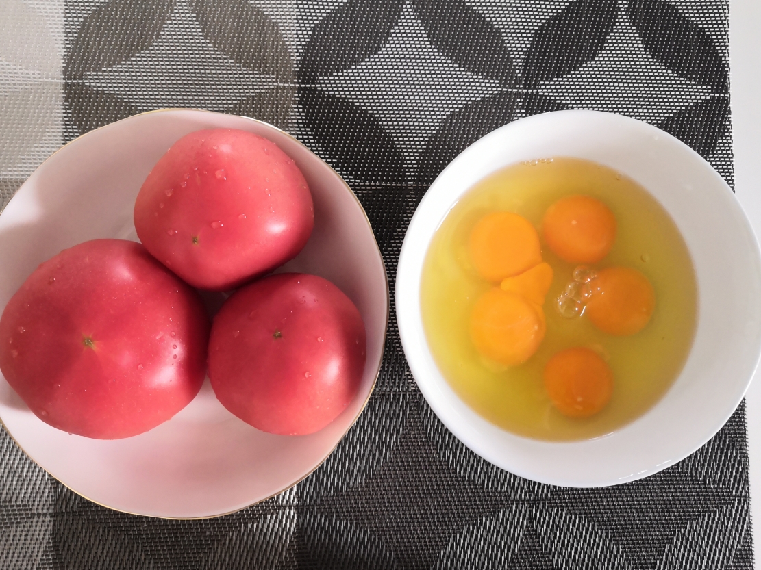 明日的盒饭—西红柿炒鸡蛋的做法 步骤1