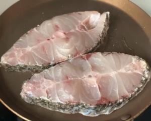 香煎咸海鱼（腌制鳘鱼）的做法 步骤2