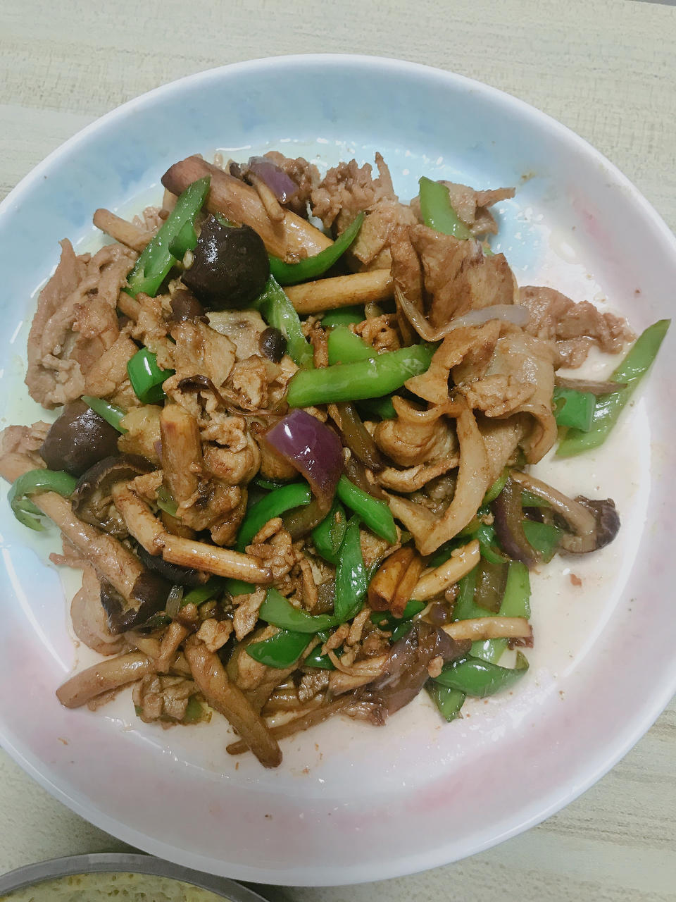 五花肉干锅茶树菇