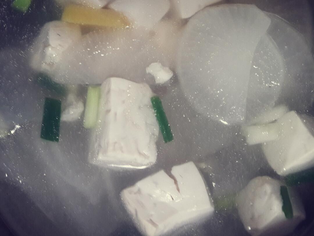 白萝卜豆腐汤